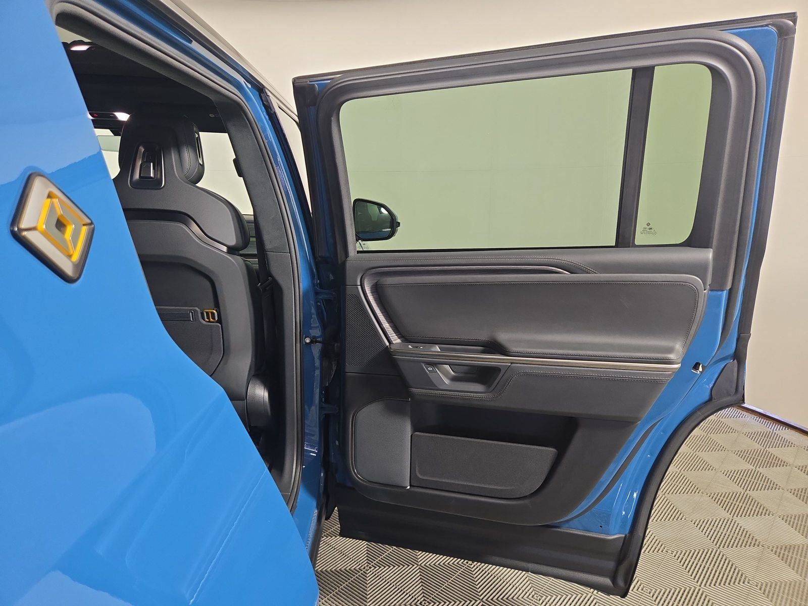 Used 2025 Rivian R1S Adventure Dual AWD/4WD image 19