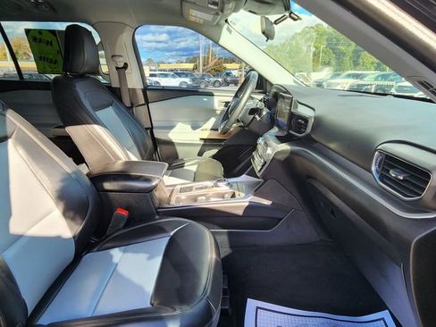 Used 2022 Ford Explorer XLT w/ Equipment Group 202A image 12