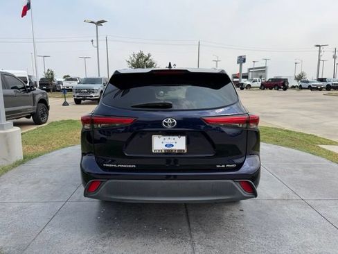 Used 2020 Toyota Highlander XLE AWD/4WD image 6