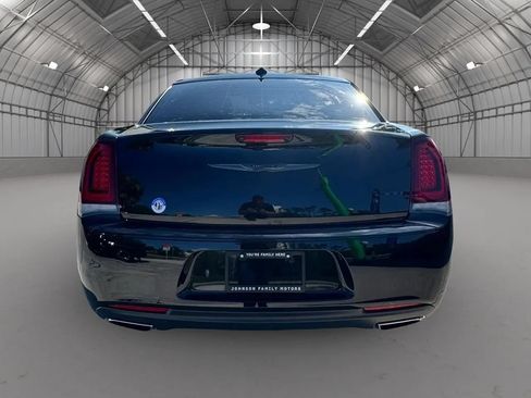 Used 2022 Chrysler 300 Touring w/ Sport Appearance Package RWD image 6