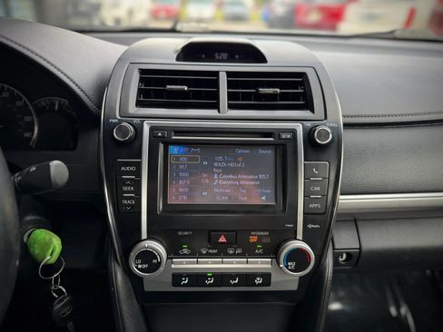 Used 2014 Toyota Camry SE w/ Moonroof Package FWD image 12