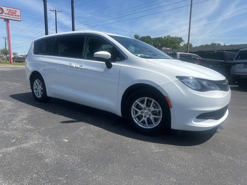 Used 2022 Chrysler Voyager LX FWD image 2