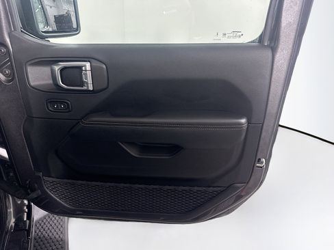 Used 2025 Jeep Wrangler Sahara image 29