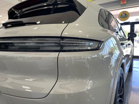 Used 2025 Porsche Cayenne GTS AWD/4WD image 17