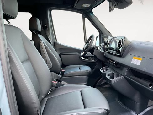 Used 2025 Mercedes-Benz Sprinter 2500 image 13