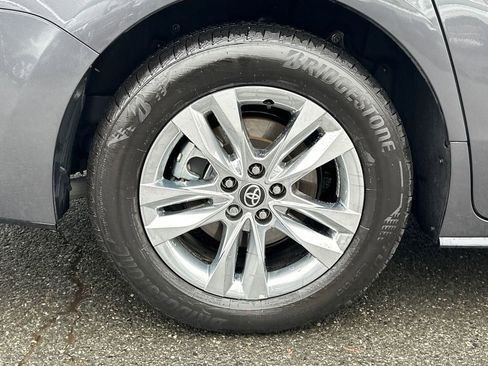 Used 2025 Toyota Sienna Limited image 8