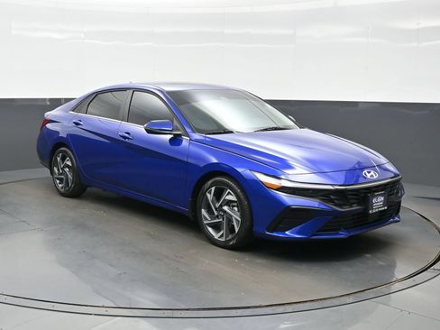 Certified 2025 Hyundai Elantra Limited FWD image 8