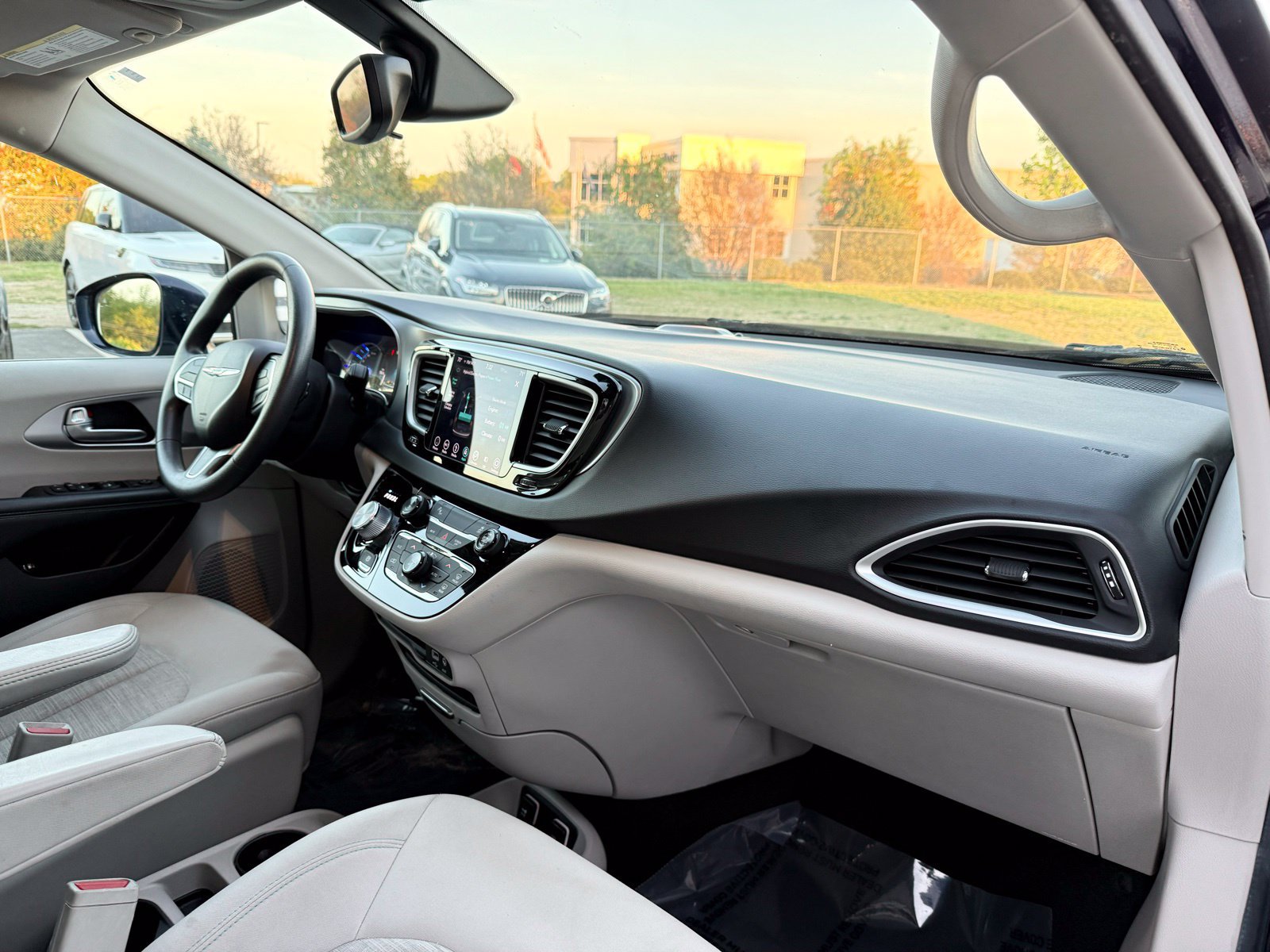 Used 2018 Chrysler Pacifica Touring Plus FWD image 29
