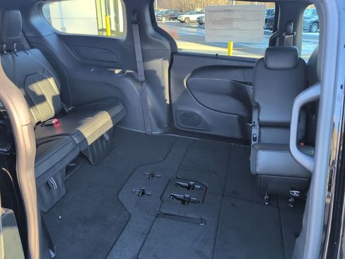 New 2026 Chrysler Pacifica Select image 15