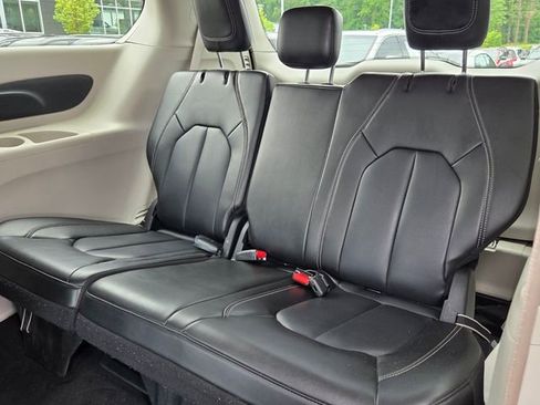 Used 2023 Chrysler Pacifica Touring-L FWD image 12