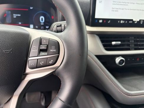 Used 2025 Ford Explorer Active AWD/4WD image 25