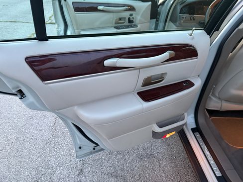 Used 2004 Lincoln Town Car Ultimate image 18