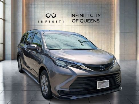Used 2022 Toyota Sienna LE FWD image 1