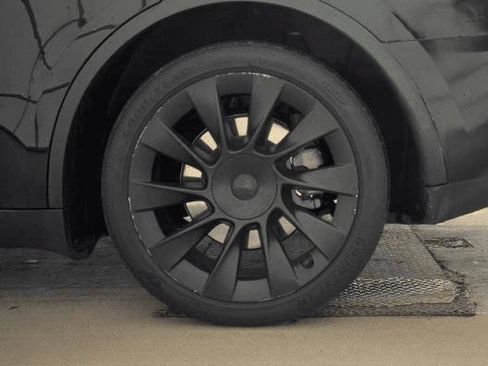 Used 2023 Tesla Model Y Long Range image 23