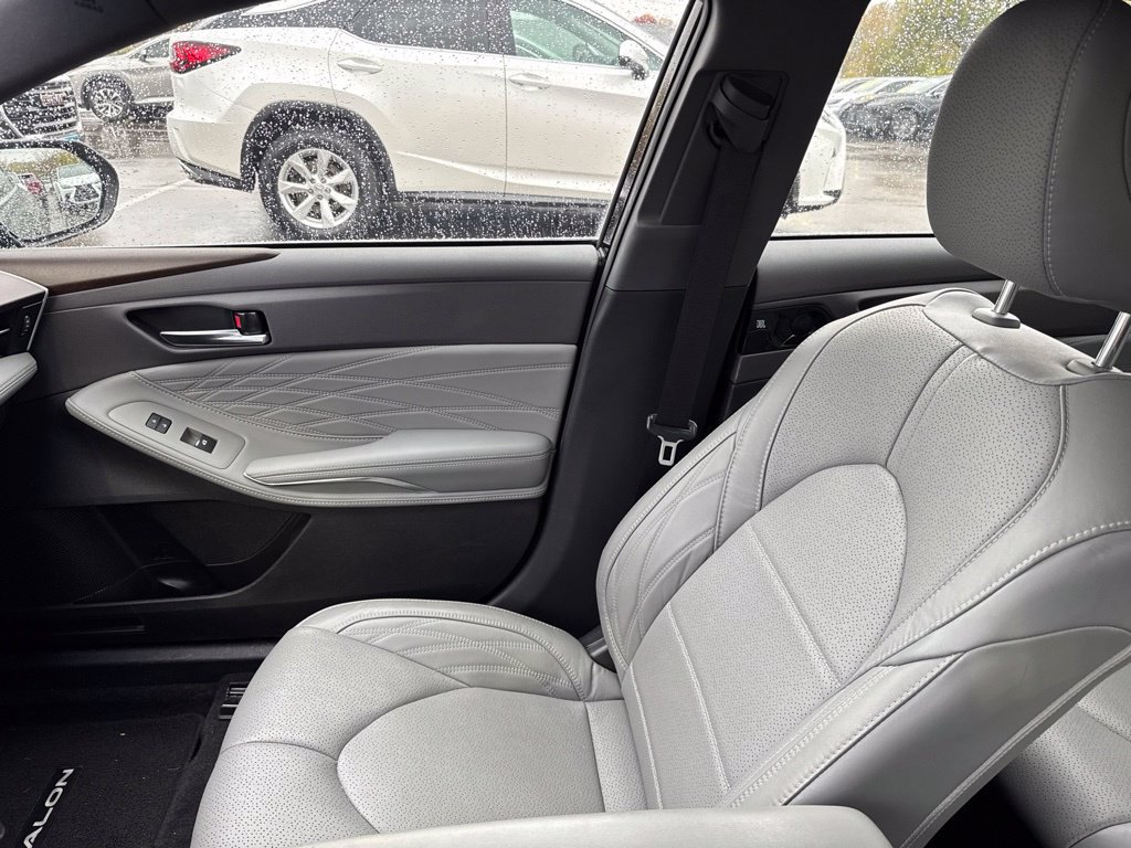 Used 2019 Toyota Avalon Limited w/ Carpet Mat Package FWD image 23