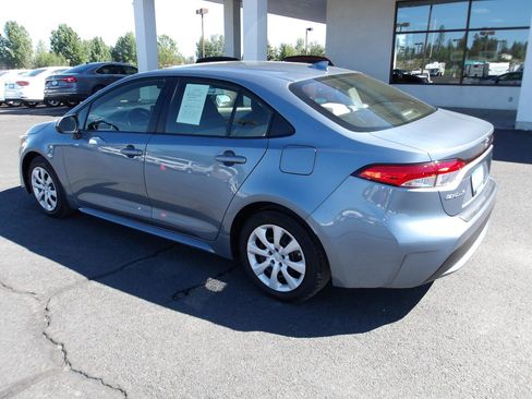 Used 2022 Toyota Corolla LE FWD image 3