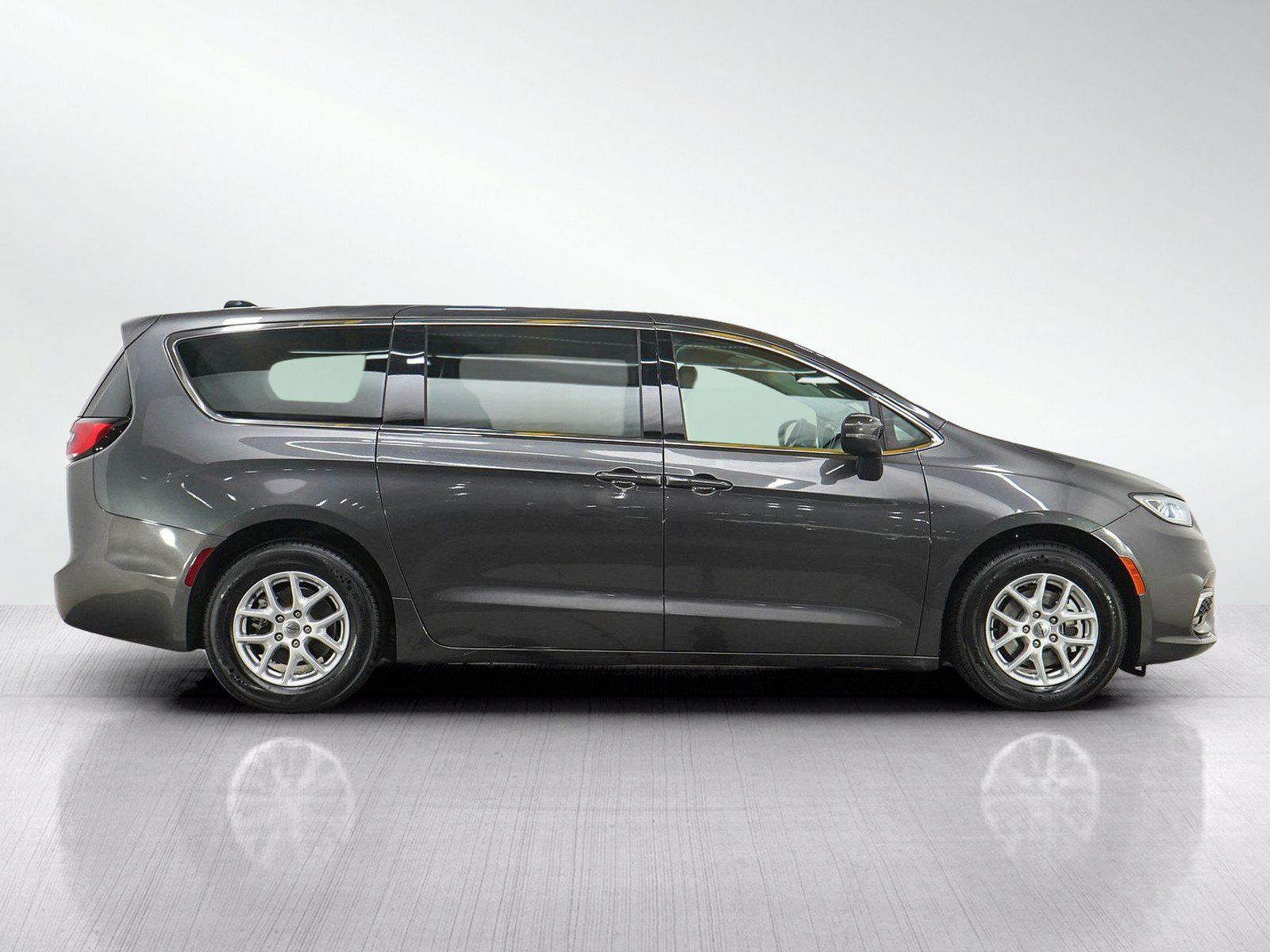 Used 2023 Chrysler Pacifica Touring-L FWD image 6