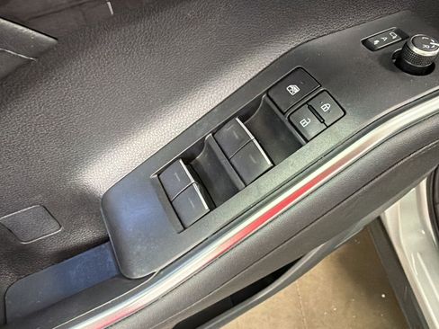 Used 2024 Toyota Highlander Platinum FWD image 12