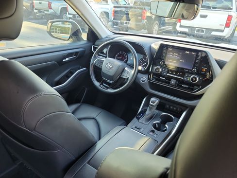Used 2020 Toyota Highlander XLE image 14