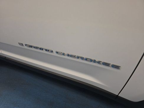 Used 2023 Jeep Grand Cherokee Laredo w/ Luxury Tech Group I RWD image 5