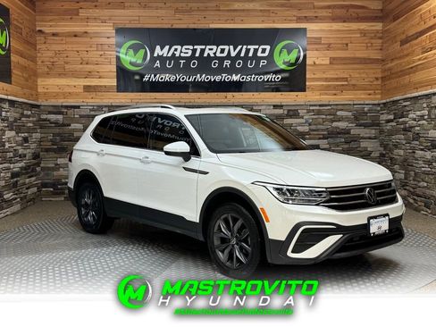Used 2023 Volkswagen Tiguan SE w/ Panoramic Sunroof Package image 1