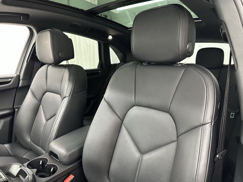 Certified 2025 Porsche Macan image 32
