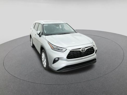New 2025 Toyota Highlander Limited image 14