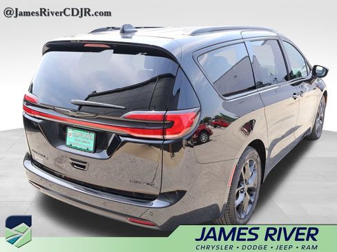 Used 2025 Chrysler Pacifica Limited FWD image 5