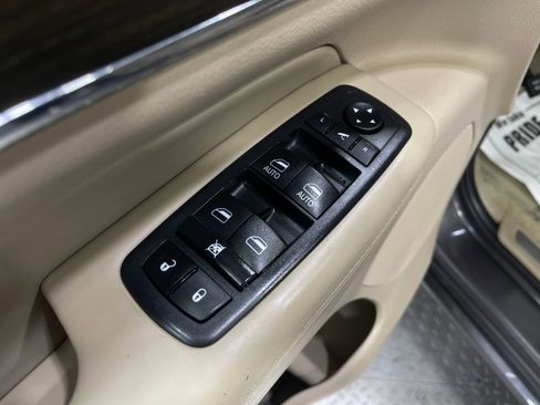 Used 2020 Jeep Grand Cherokee Overland AWD/4WD image 16