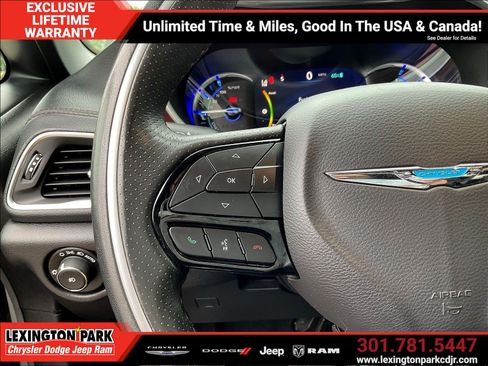 Used 2020 Chrysler Pacifica Limited FWD image 11