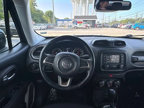 Used 2017 Jeep Renegade Latitude FWD image 11