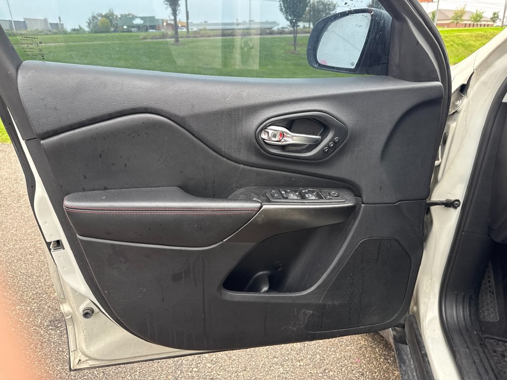 Used 2019 Jeep Cherokee Trailhawk AWD/4WD image 9