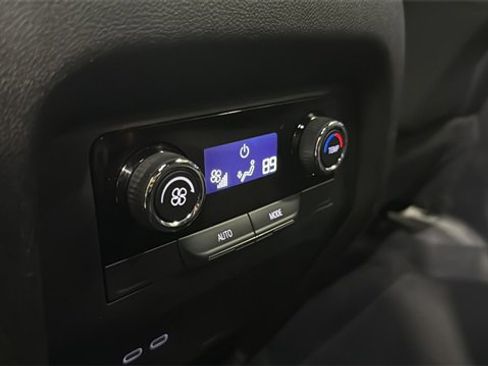 Used 2025 Chevrolet Traverse LT image 27