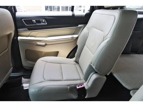 Used 2017 Ford Explorer Limited w/ Equipment Group 301A FWD image 11