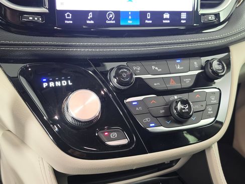 Used 2022 Chrysler Pacifica Limited w/ Uconnect Theater Family Group FWD image 31