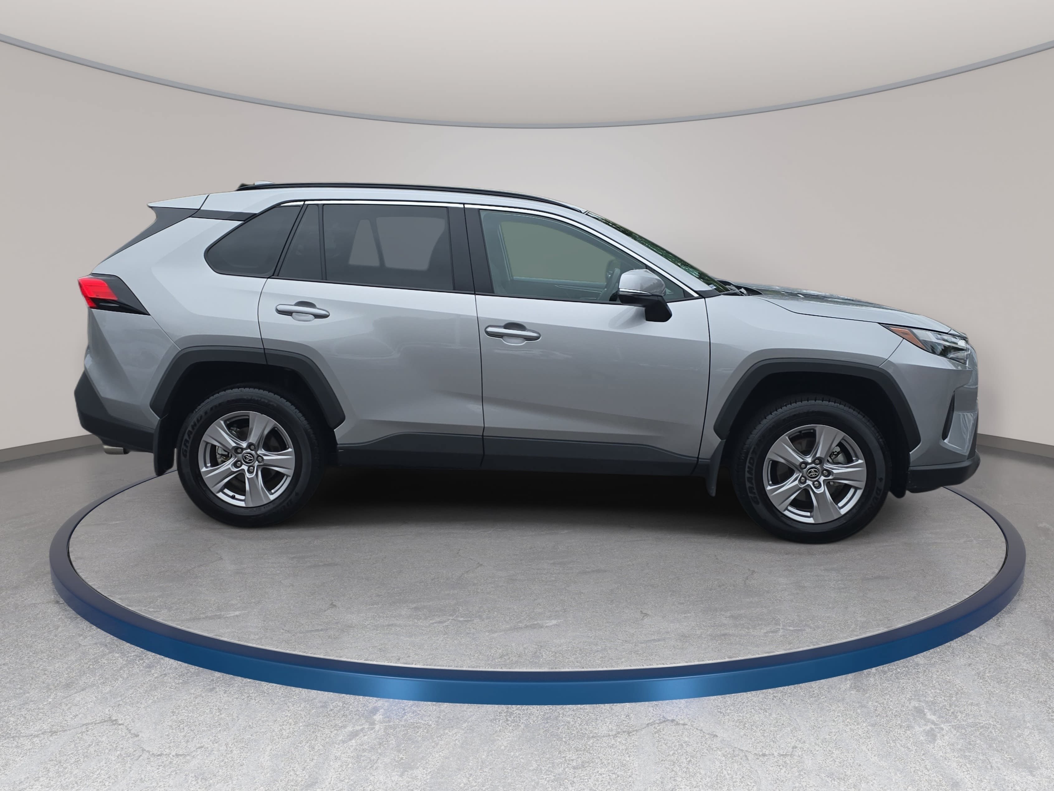 Used 2025 Toyota RAV4 XLE w/ Convenience Package FWD image 4