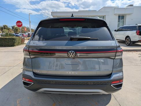 New 2026 Volkswagen Taos SE image 5