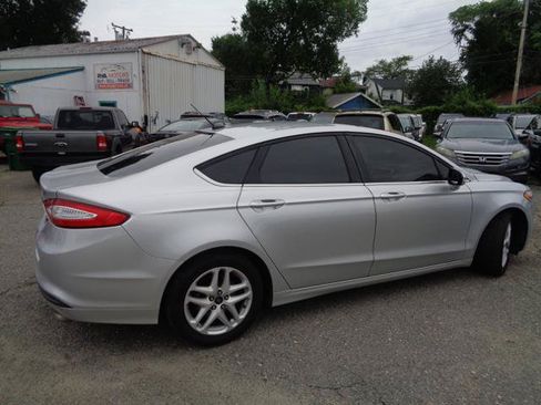 Used 2016 Ford Fusion SE FWD image 12
