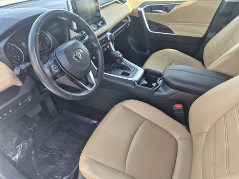 Used 2020 Toyota RAV4 XLE Premium image 11