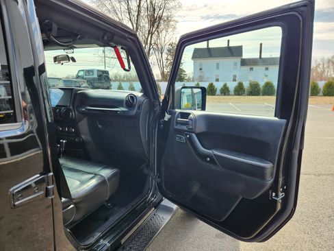 Used 2012 Jeep Wrangler Unlimited Sahara image 30