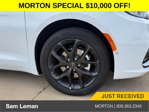 New 2026 Chrysler Pacifica Limited w/ S Appearance Package image 4