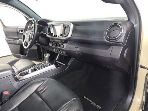 Used 2018 Toyota Tacoma Limited image 22