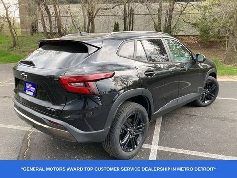 Used 2024 Chevrolet Trax ACTIV w/ Sunroof Package FWD image 3