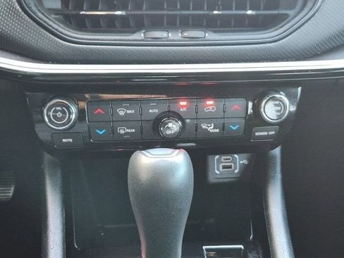 Used 2024 Jeep Compass Latitude w/ Convenience Group AWD/4WD image 17