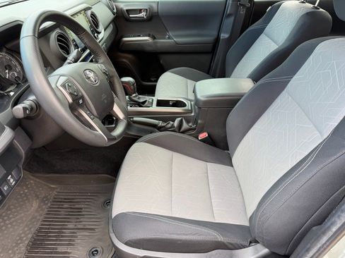 Used 2022 Toyota Tacoma TRD Off-Road image 9