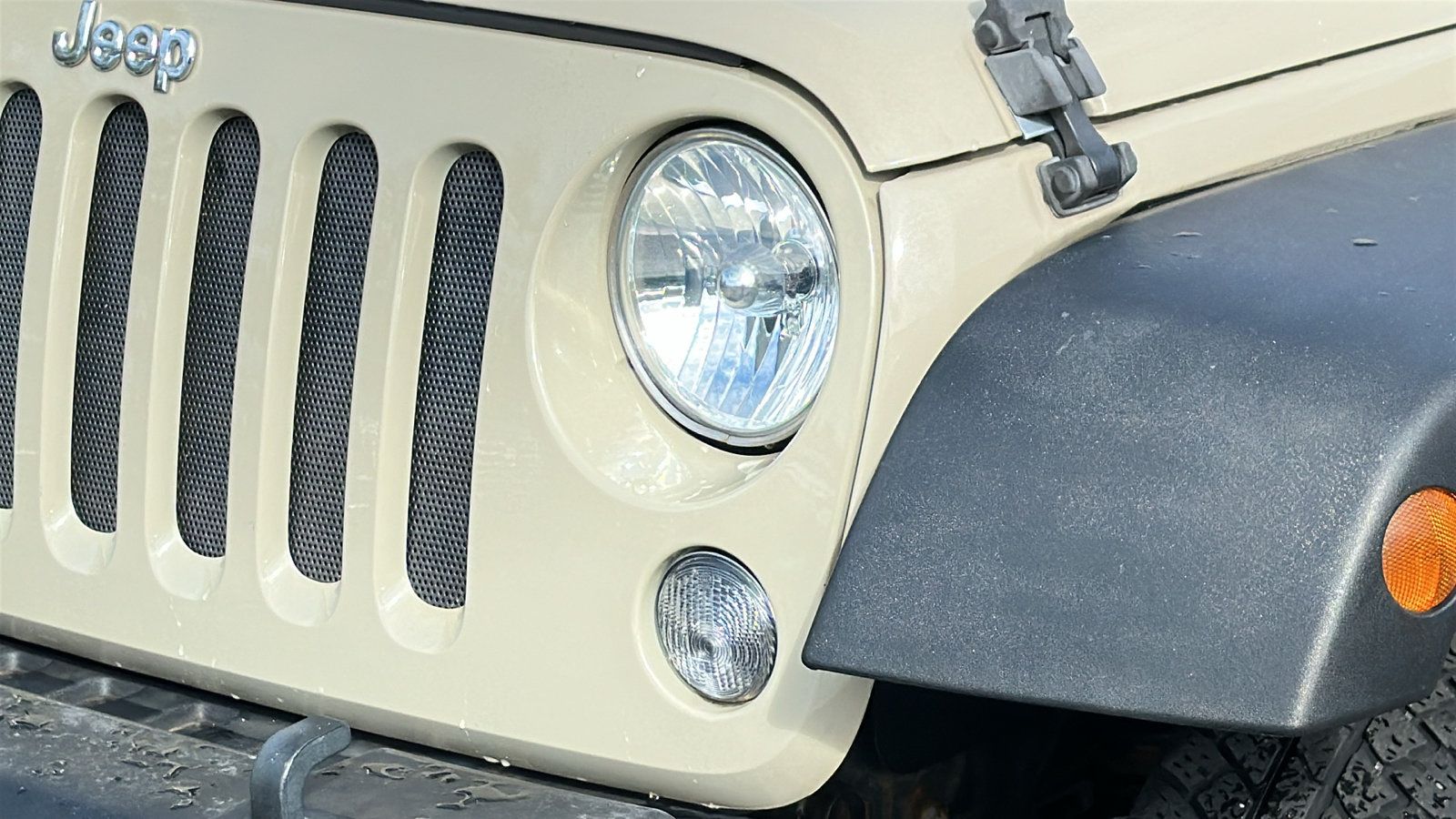 Used 2017 Jeep Wrangler Unlimited Sport w/ Connectivity Group AWD/4WD image 4