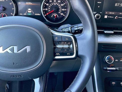 Certified 2024 Kia Carnival LX image 18