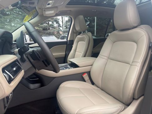 Used 2023 Lincoln Aviator Standard w/ Premium Package image 30
