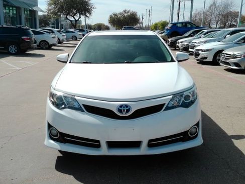 Used 2014 Toyota Camry SE w/ Moonroof Package image 2