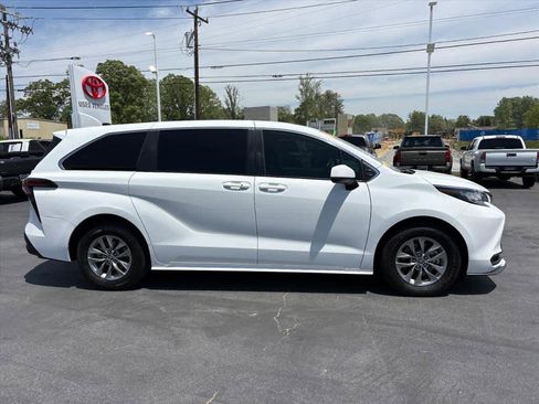 Used 2022 Toyota Sienna LE FWD image 2